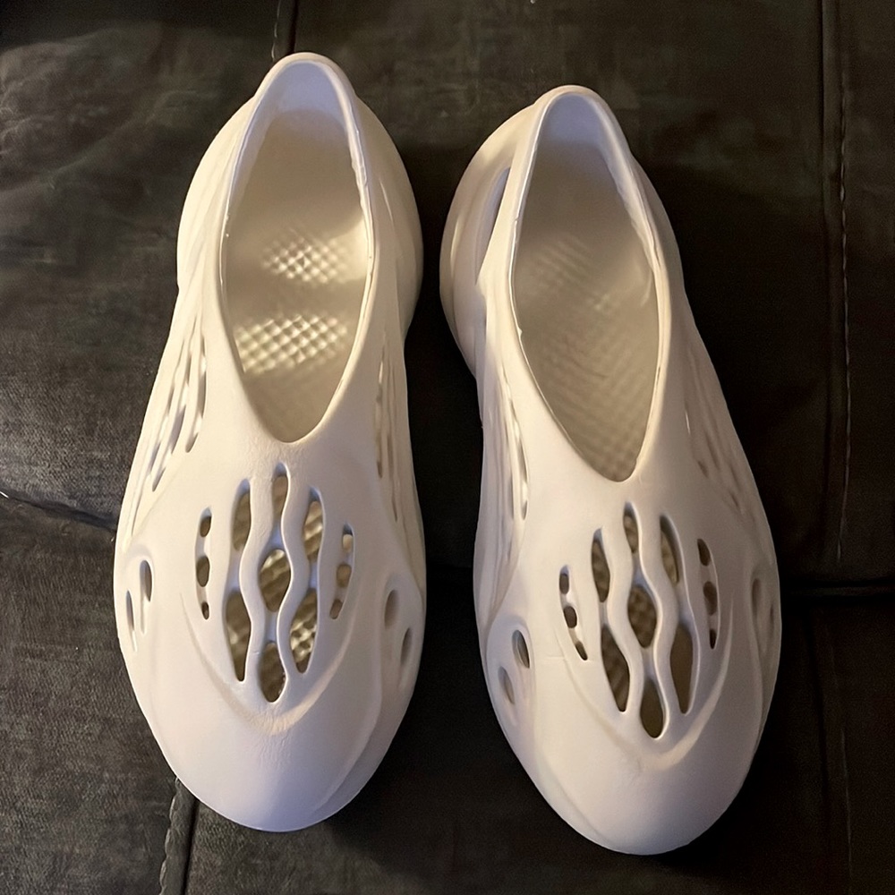 Got Christmas too small not my style of shoe. Letting go cheapp ( BONE COLOR )